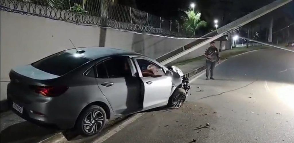Carro destruído após colidir contra um poste na Avenida das Torres em Manaus durante a madrugada