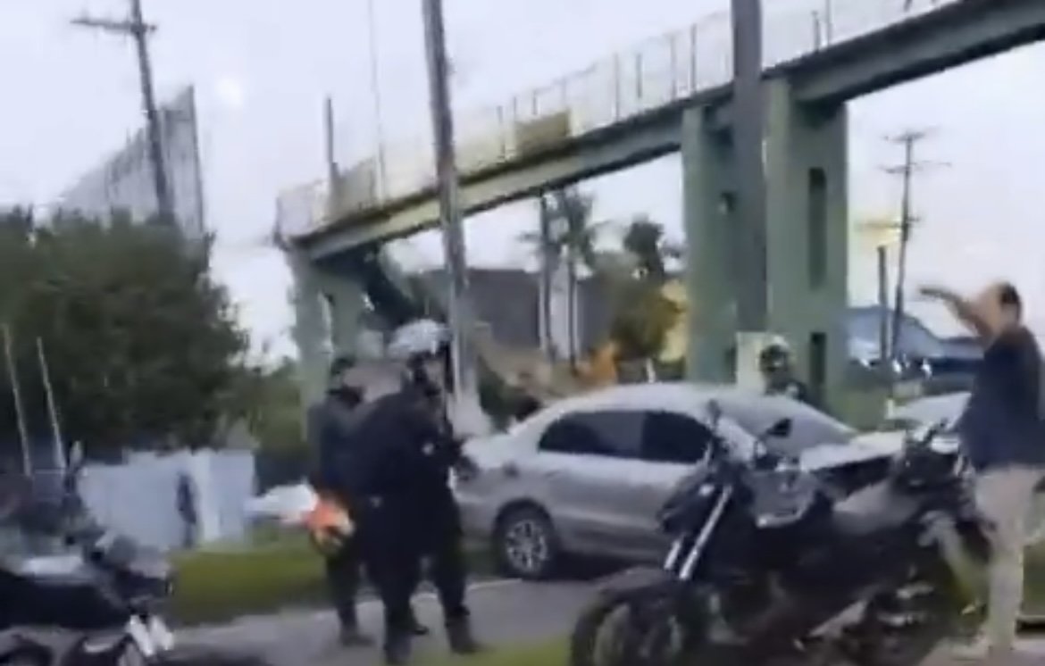 Carro destruído após colisão contra pilastra de viaduto na Avenida Torquato Tapajós em Manaus