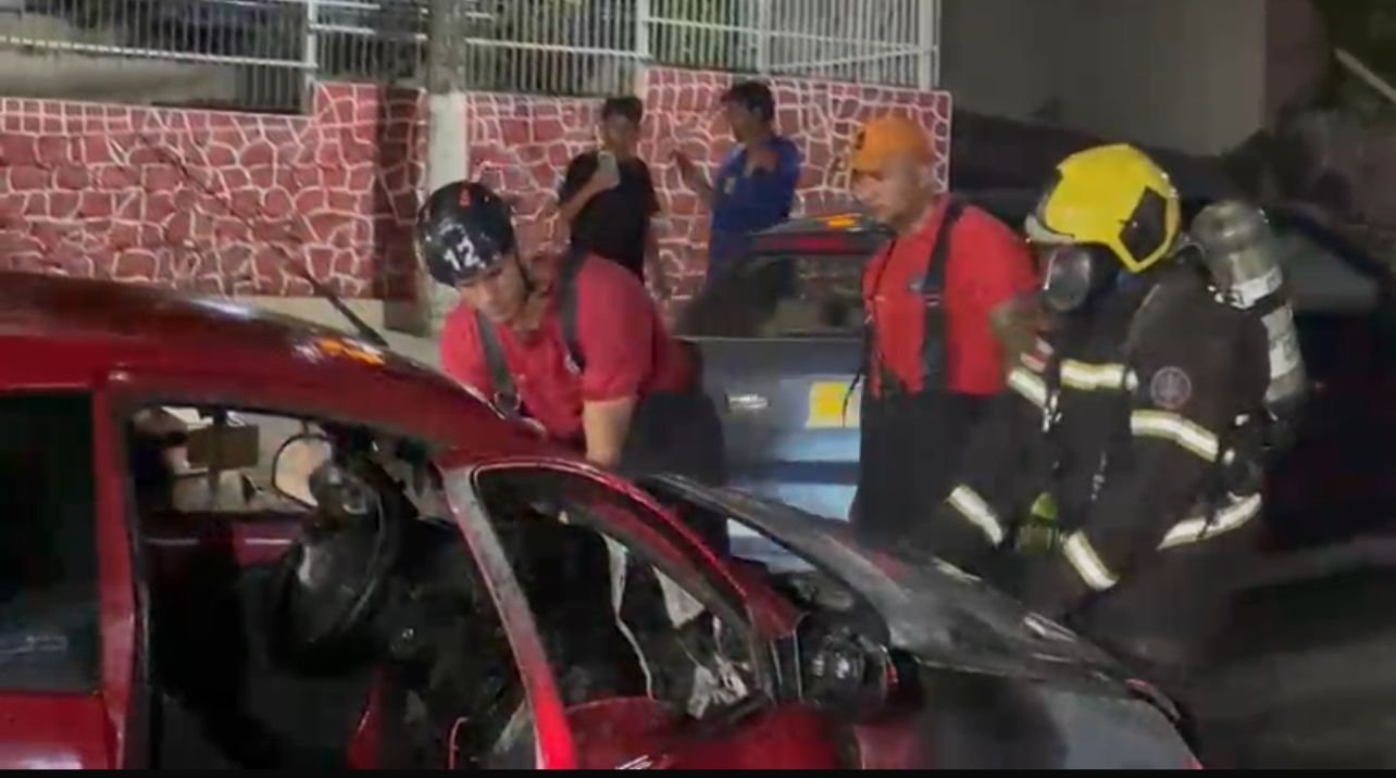 carro ford ka vermelho destruído por incêndio na avenida são jorge em manaus