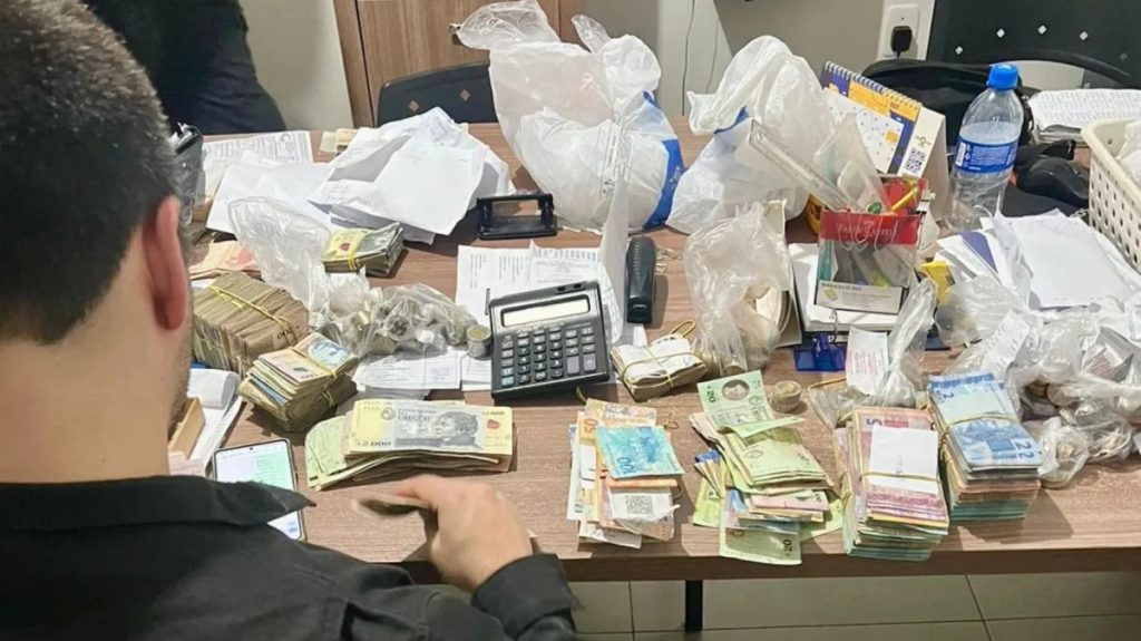 Policiais federais durante operação contra esquema de lavagem de dinheiro e câmbio ilegal