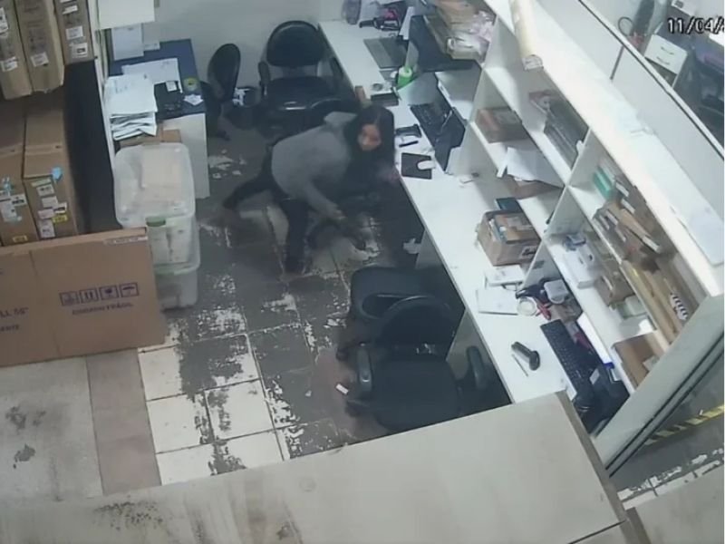 Câmera de segurança registra momento em que casal entra em loja para realizar assalto em Marituba.