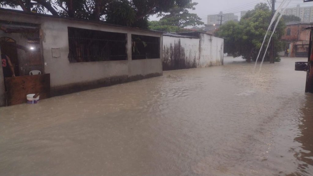 ruas e areas residenciais afetadas por fortes chuvas em manaus com equipes da defesa civil atuando