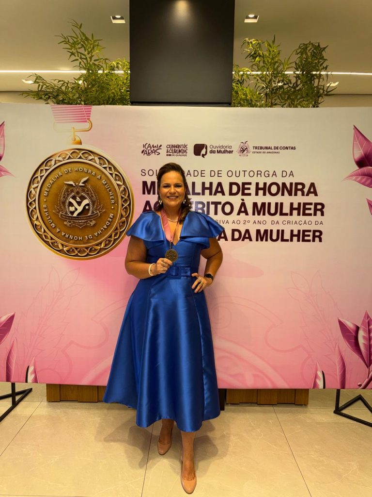 Cileide Moussallem recebendo a homenagem do Mérito da Mulher no Tribunal de Contas do Estado do Amazonas