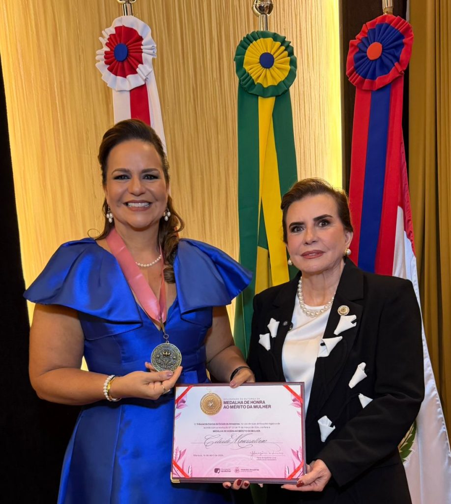 Cileide Moussallem recebendo a homenagem do Mérito da Mulher no Tribunal de Contas do Estado do Amazonas