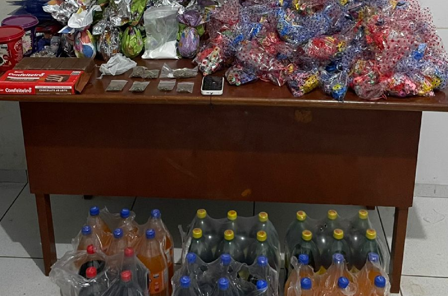 Policiais apreendem ovos de Páscoa e materiais produzidos por facção criminosa em quitinete de Primavera do Leste.