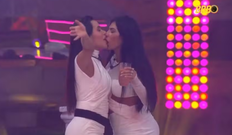 Participantes Jordana e Marciele se beijam na pista de dança durante festa do bbb26
