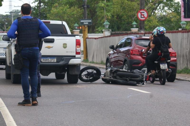 Acidente entre moto e viatura da perícia na avenida do V8 em Manaus causando congestionamento