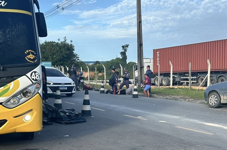 Local de acidente fatal entre motocicletas na Avenida dos Oitis em Manaus com presença de micro-ônibus