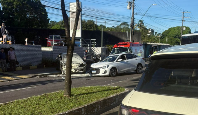 Veículo em chamas após colisão grave na Avenida Ephigênio Salles em Manaus causando fumaça e lentidão no tráfego