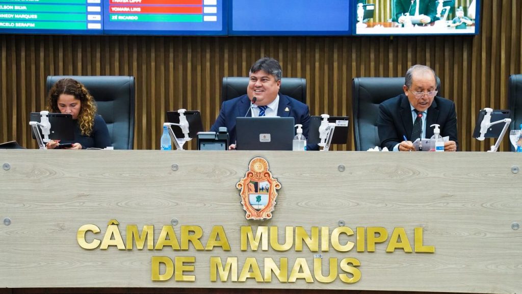 Fachada da Câmara Municipal de Manaus onde o presidente David Reis anunciou avanços no concurso público para novos servidores.