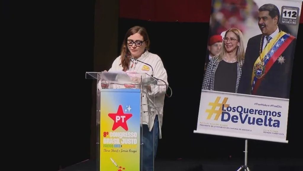 Foto do 8º Congresso Nacional do PT em Brasília com banner em apoio a Nicolás Maduro no palco do evento.