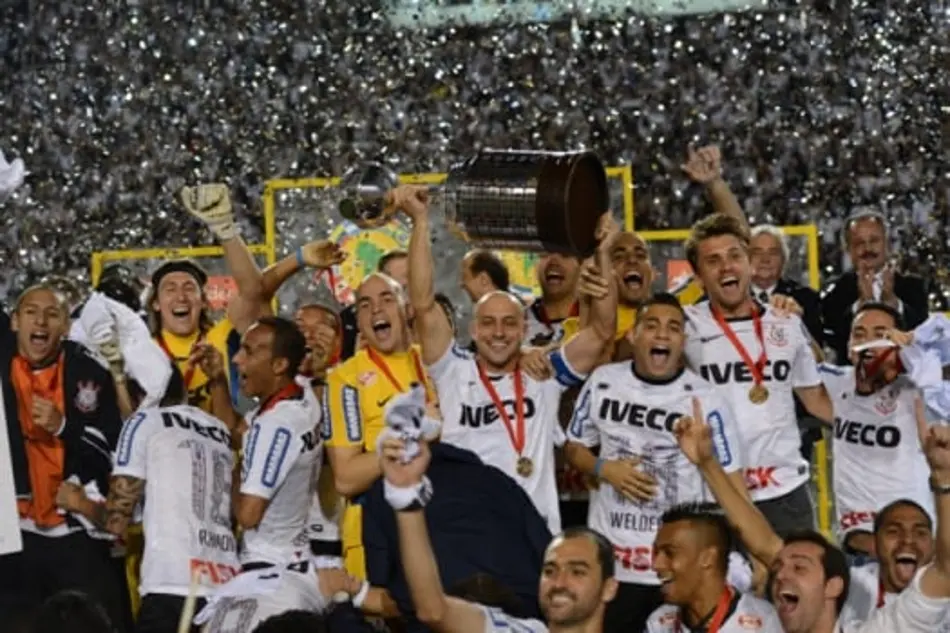 Jogadores do Corinthians em campo durante partida da Copa Libertadores contra o Platense na Argentina.