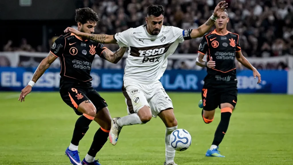 Jogadores do Corinthians comemoram gol contra o Platense na estreia da Libertadores 2026 na Argentina
