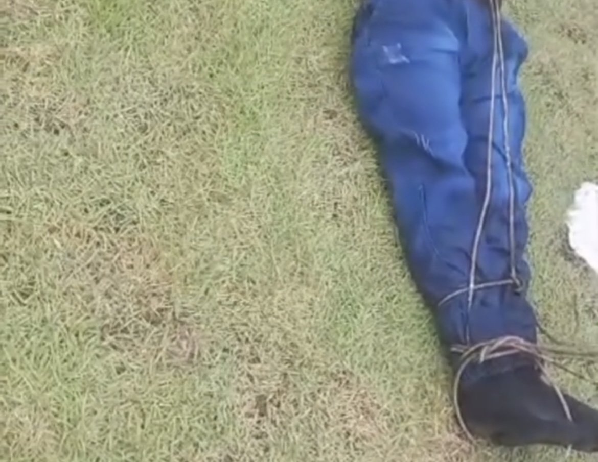 Polícia isola área na Avenida das Torres em Manaus onde corpo com mãos amarradas foi encontrado para perícia criminal.
