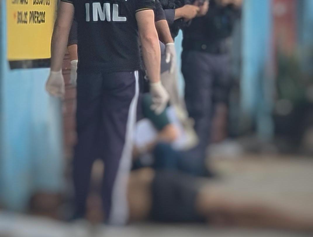 Viatura da polícia militar em frente ao local onde corpo foi encontrado com sinais de agressão no Centro de Manaus