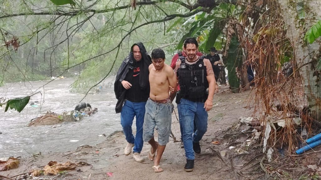 Equipes de perícia e polícia civil atendem ocorrência no bairro Armando Mendes em Manaus onde corpo foi arrastado por correnteza.