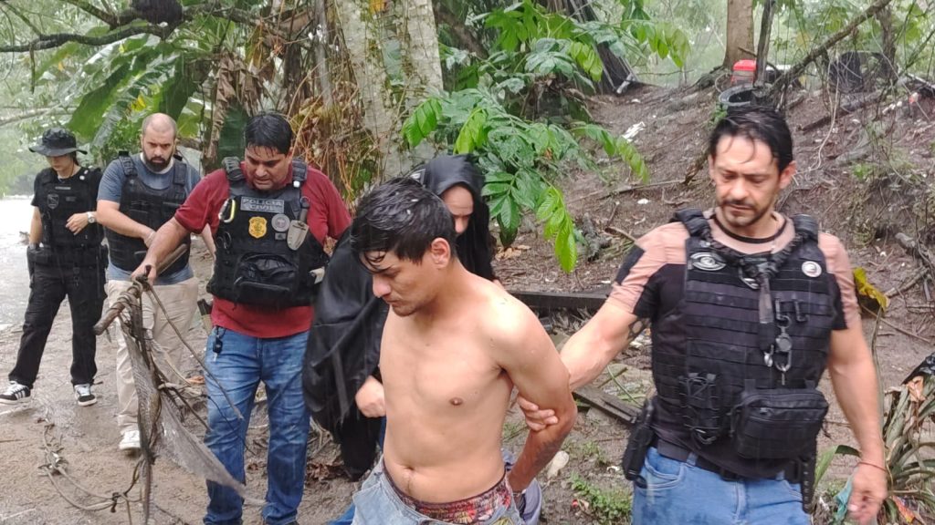 Equipes de perícia e polícia civil atendem ocorrência no bairro Armando Mendes em Manaus onde corpo foi arrastado por correnteza.