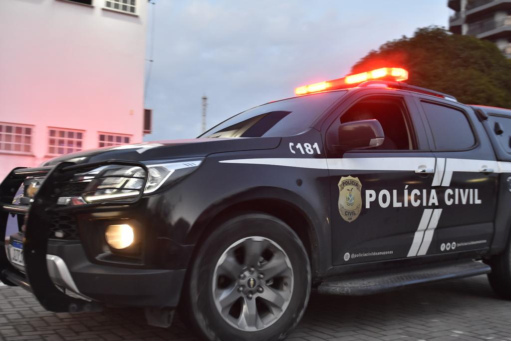 Viatura da Polícia Civil do Amazonas estacionada durante operação policial no interior do estado