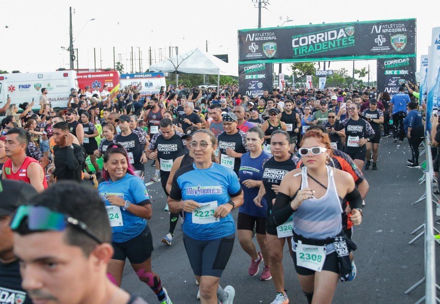 Agentes de trânsito orientando motoristas em avenida de Manaus durante a Corrida Tiradentes.