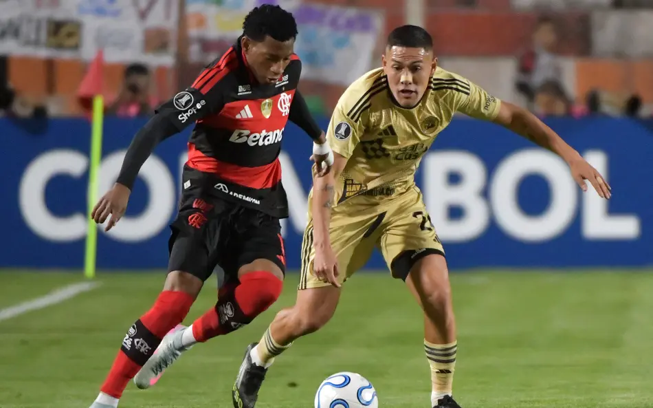 Jogadores do Flamengo em campo durante a partida contra o Cusco FC na altitude do Peru pela Copa Libertadores.