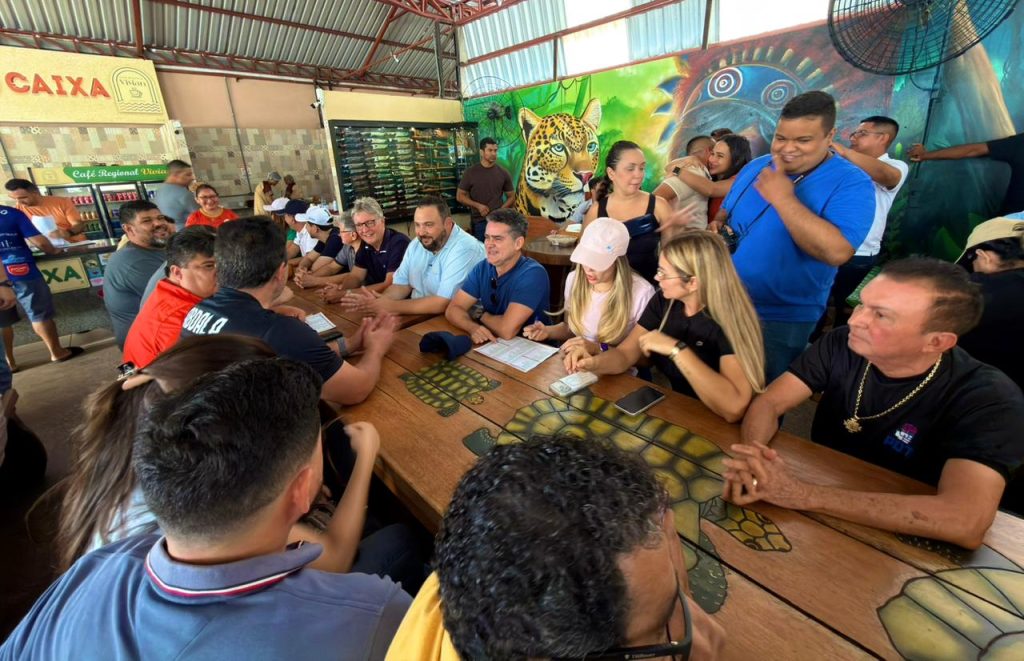 David Almeida cumprimentando moradores e lideranças políticas durante agenda no município de Presidente Figueiredo no Amazonas.