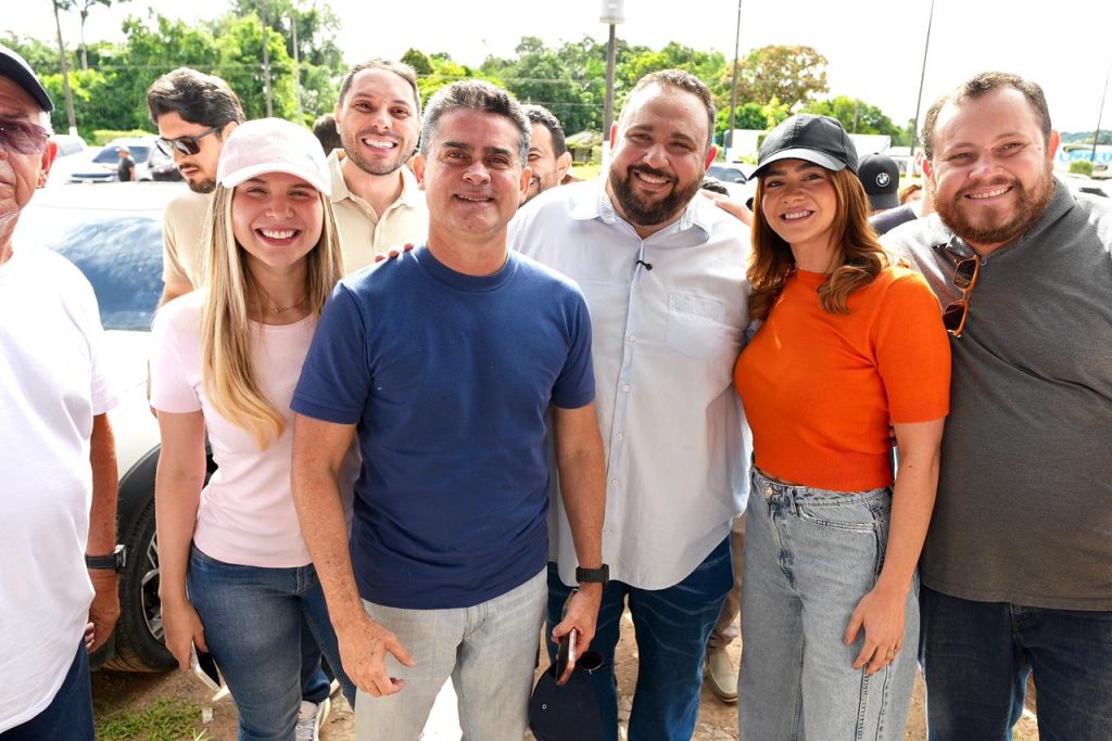 David Almeida cumprimentando moradores e lideranças políticas durante agenda no município de Presidente Figueiredo no Amazonas.