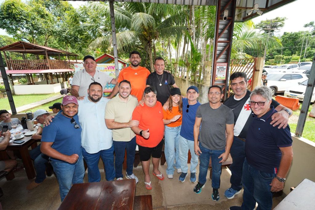 David Almeida cumprimentando moradores e lideranças políticas durante agenda no município de Presidente Figueiredo no Amazonas.