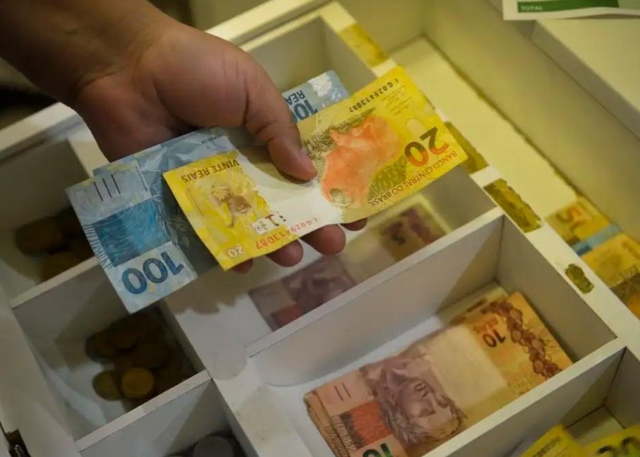 Cédulas de real brasileiro em destaque representando o dinheiro em circulação que foi recusado por bancos em codajás.