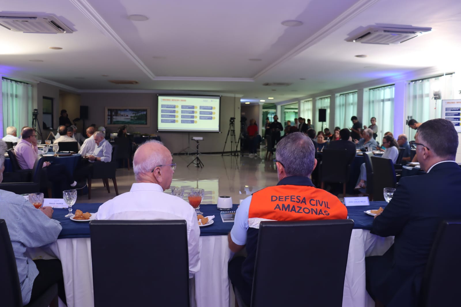 Representantes da Fecomércio e Defesa Civil reunidos para discutir impactos climáticos no Amazonas.