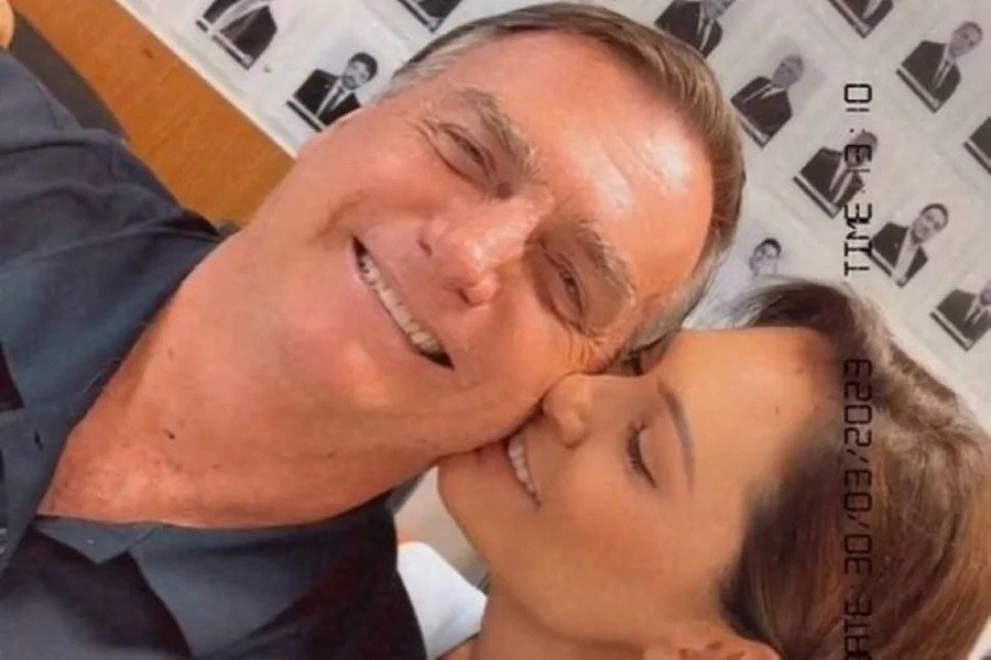 Fotografia do ex-presidente Jair Bolsonaro sobre manifestação de sua defesa ao STF a respeito de suporte familiar