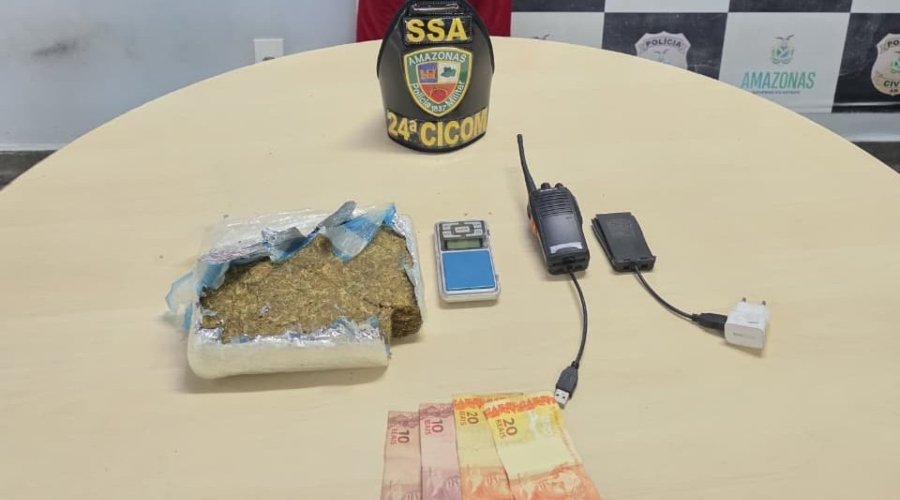 Drogas e equipamentos apreendidos pela Polícia Militar em um casarão no Centro de Manaus.