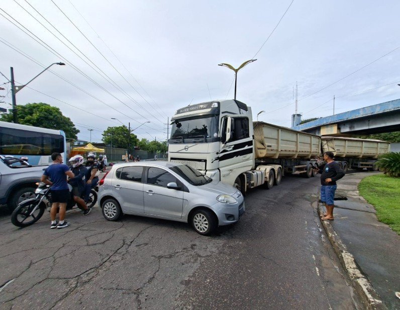 Veículos parados na rotatória do bairro São José em Manaus bloqueando o fluxo após briga de trânsito