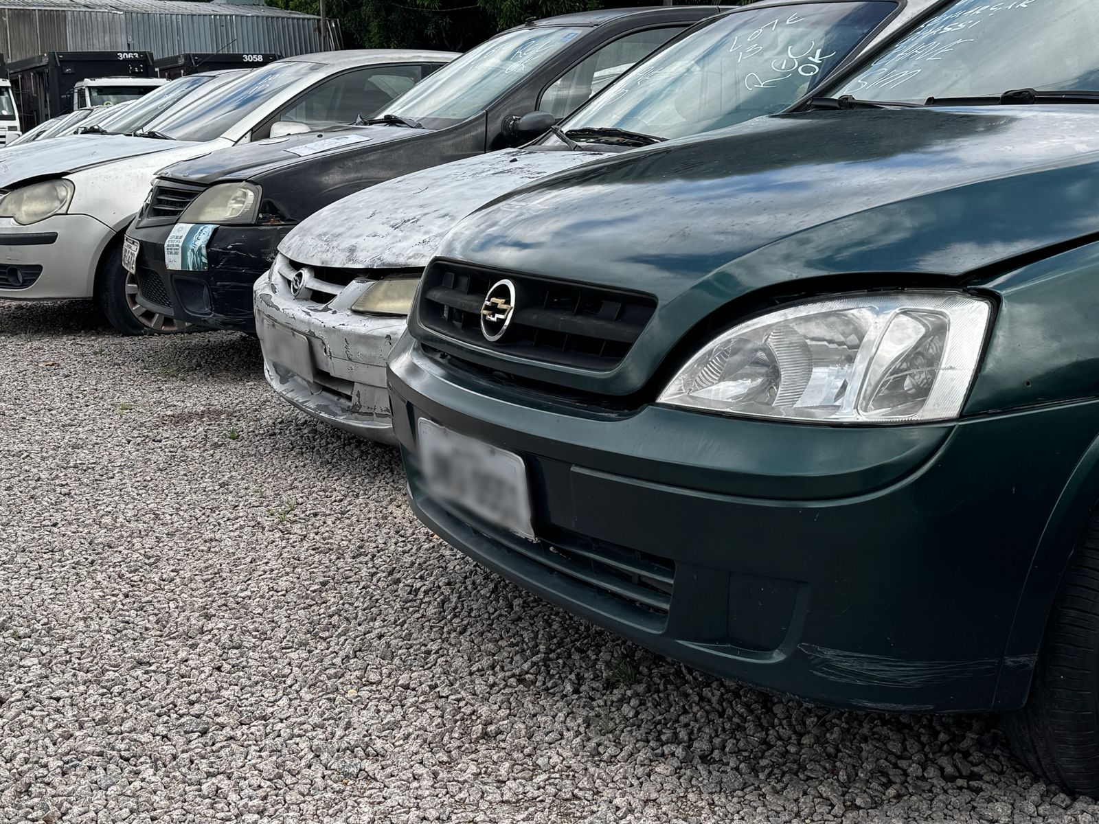 Veículos estacionados no pátio do Detran Amazonas para visitação de leilão em Manaus
