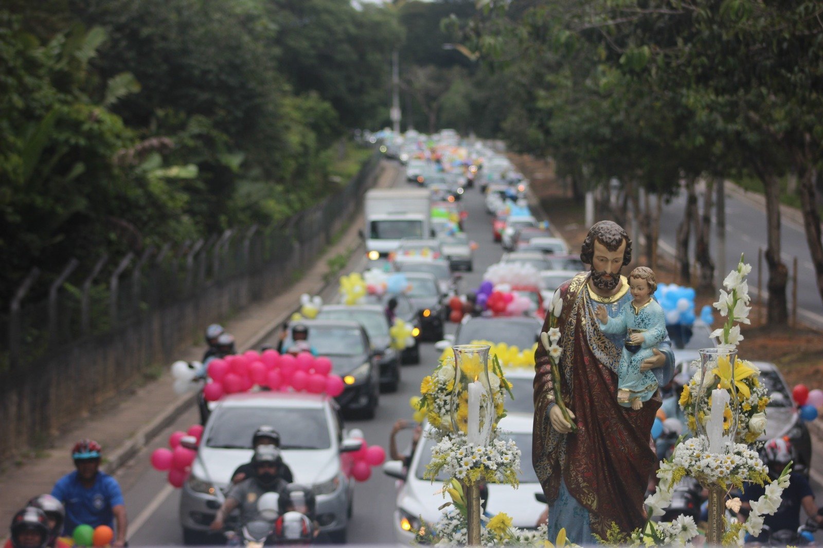 Celebração da festa de são josé operário em manaus com participantes e missas.