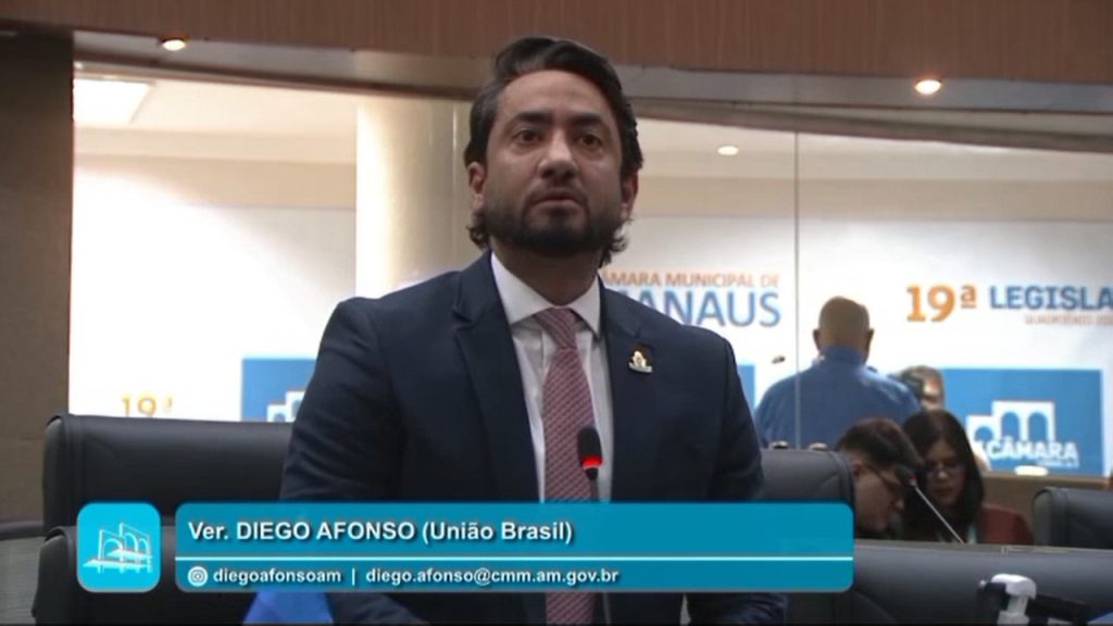 Vereador Diego Afonso discursando na tribuna da Câmara Municipal de Manaus sobre legado de Wilson Lima.