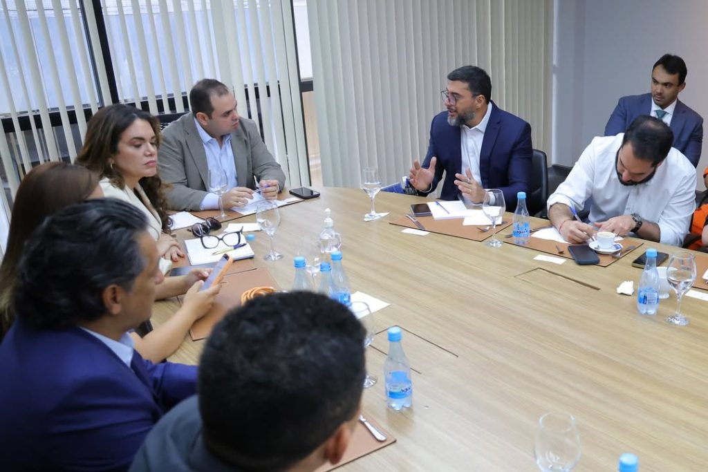 O ex-governador Wilson Lima e o governador interino Roberto Cidade em reunião com representantes das forças de segurança do Amazonas.