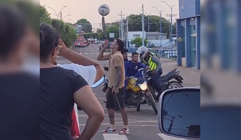 Momento da colisão entre dois motociclistas em cruzamento de Tefé no Amazonas.