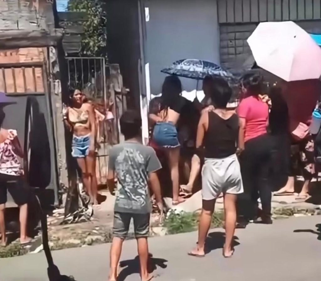 Pessoas aglomeradas durante confusão na distribuição de peixes no bairro Colônia Antônio Aleixo em Manaus