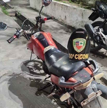 policiais militares da pmam ao lado de motocicleta recuperada em manaus apos flagrante de receptacao