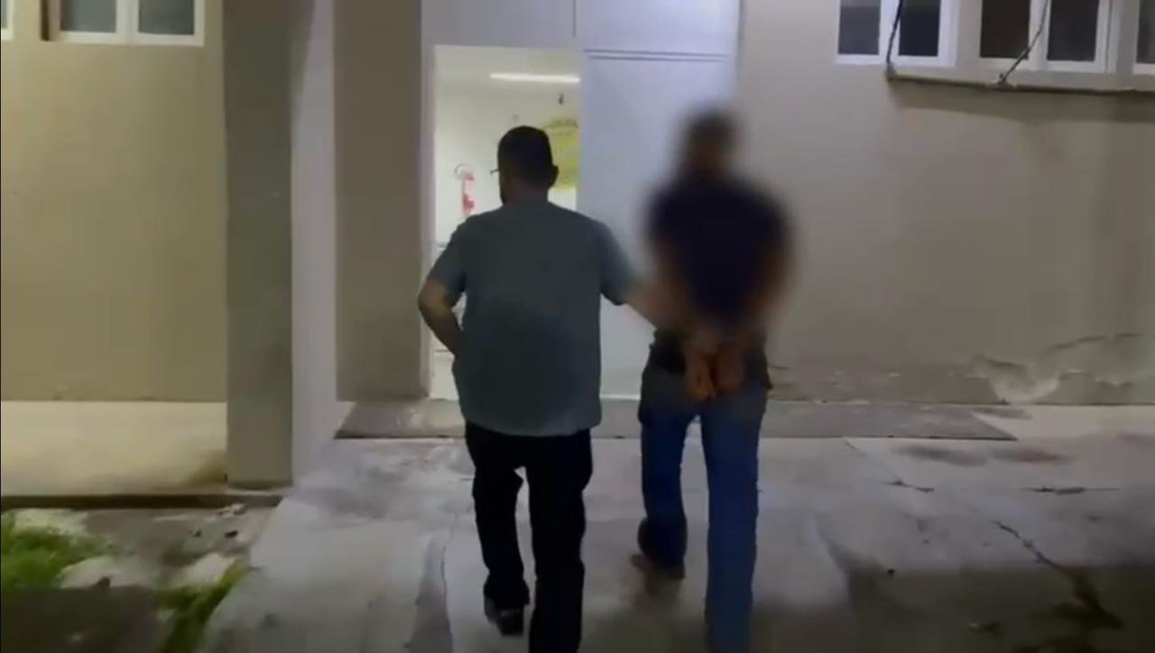 Policiais civis do Denarc ao lado de diversos tabletes de drogas apreendidos dentro de um veículo em Manaus