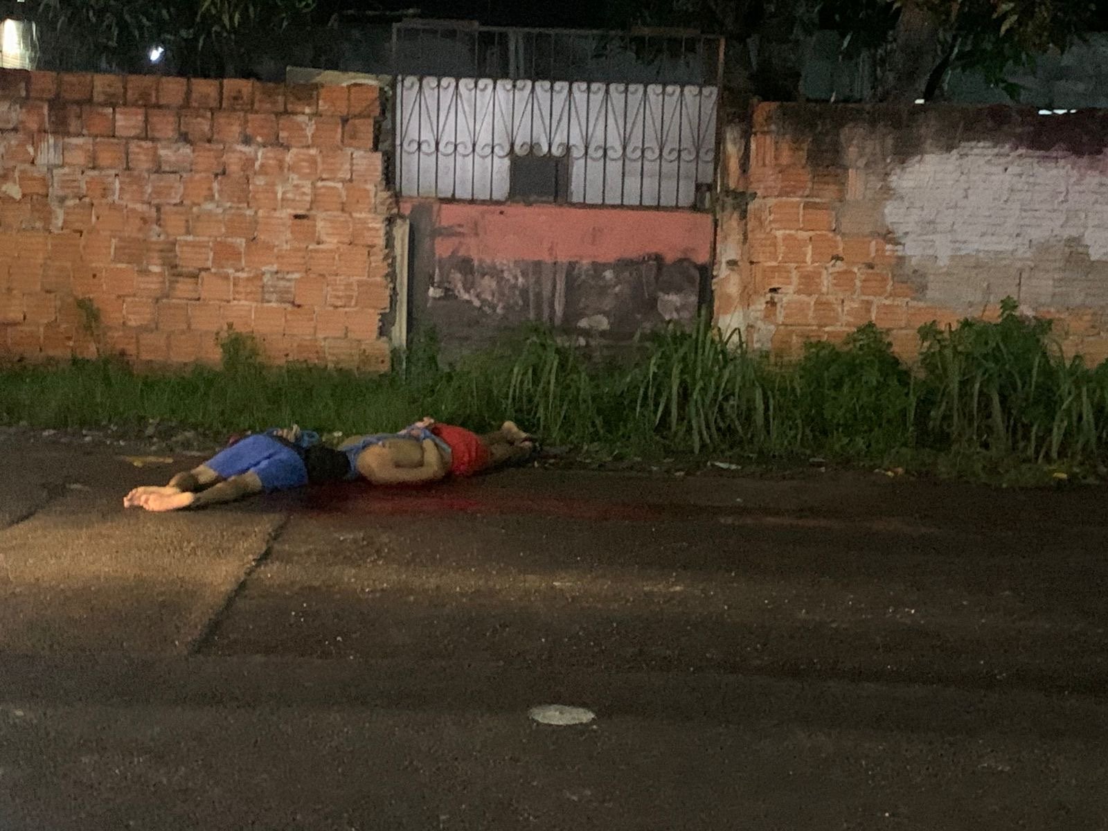 Local de crime isolado pela policia em rua de Manaus com marcas de disparos de arma de fogo.