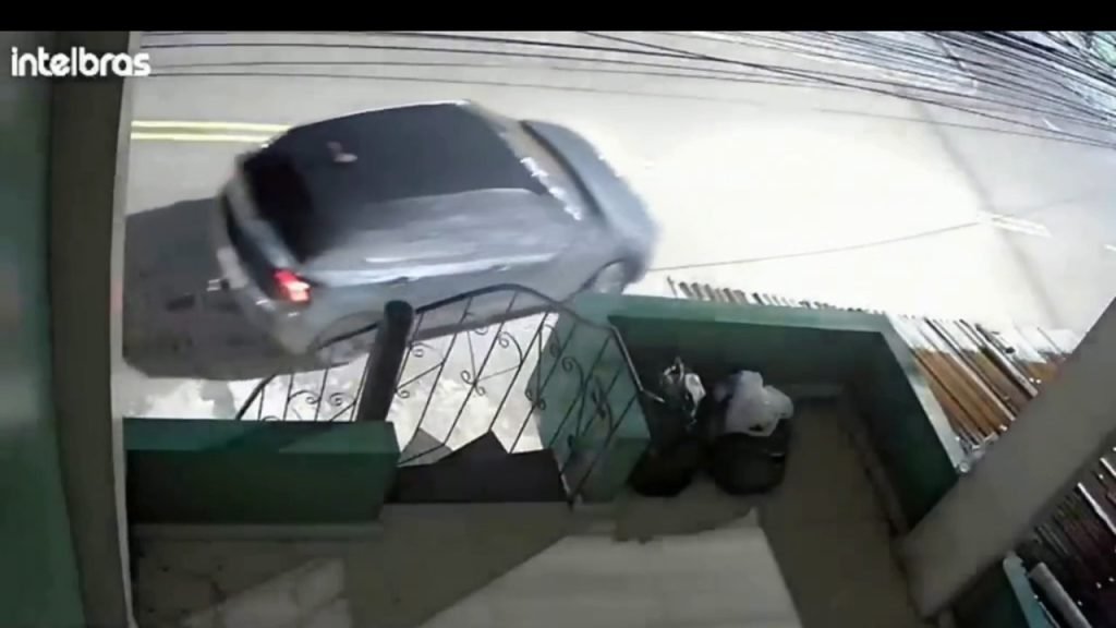 carro atingido por disparos de arma de fogo em rua de coari no amazonas