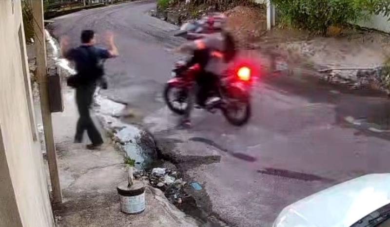 Câmeras de segurança flagram momento em que dupla armada em motocicleta assalta moradores no conjunto Canaranas em Manaus