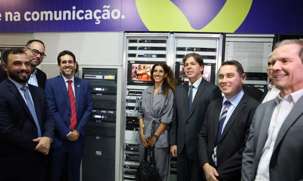 Antena e equipamentos de transmissão da ebc para testes da tv 3.0 em brasilia