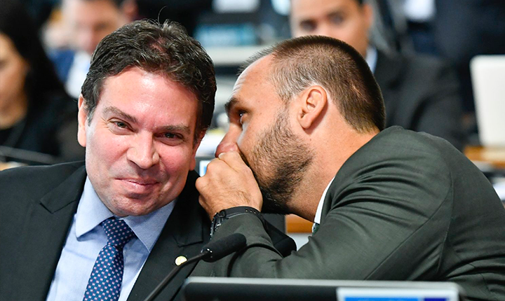 deputado federal eduardo bolsonaro e o aliado alexandre ramagem em registro da agencia senado