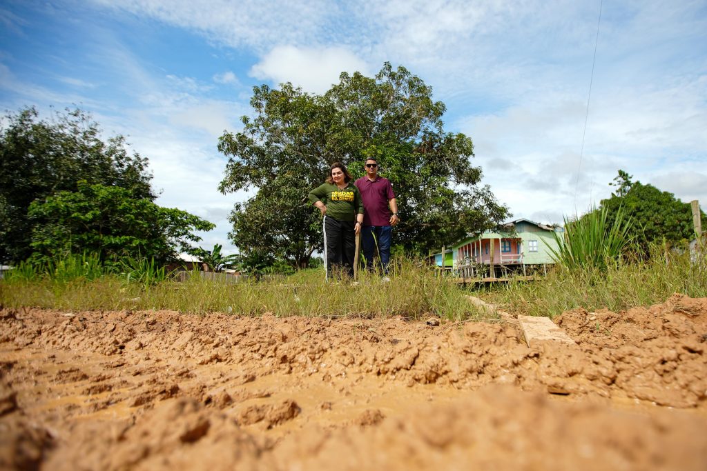 Professora Maria do Carmo percorrendo ruas sem pavimentação em Envira durante visita ao interior do Amazonas.