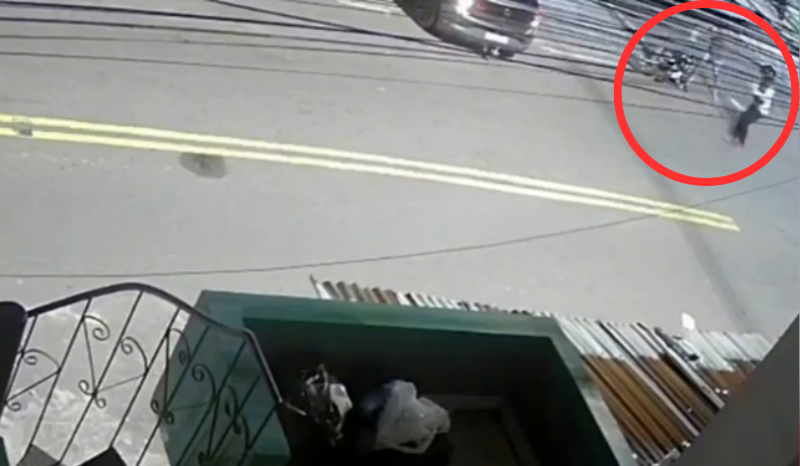 carro com marcas de tiros em coari após emboscada registrada por câmeras de segurança