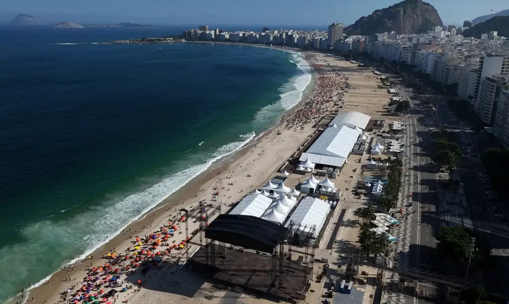 Vista da montagem da estrutura do palco para o show da Shakira na areia da Praia de Copacabana