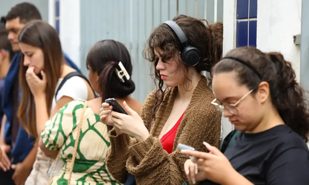 Estudante utilizando computador para acessar o sistema de isenção da taxa de inscrição do enem 2026