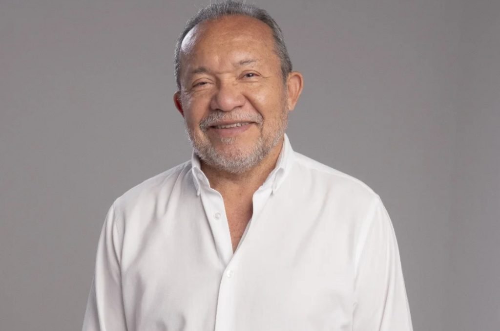 Eron Bezerra posando para foto em divulgação de sua pré-candidatura ao governo do amazonas